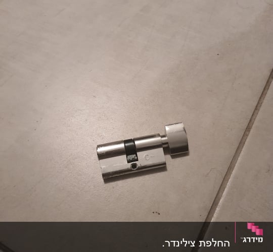 צילינדר מתכת על רצפה אפורה